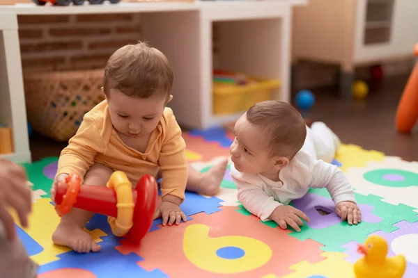 Δύο Νήπια Παίζουν Παιχνίδια Που Κάθονται Στο Πάτωμα Στο Νηπιαγωγείο — Φωτογραφία Αρχείου
