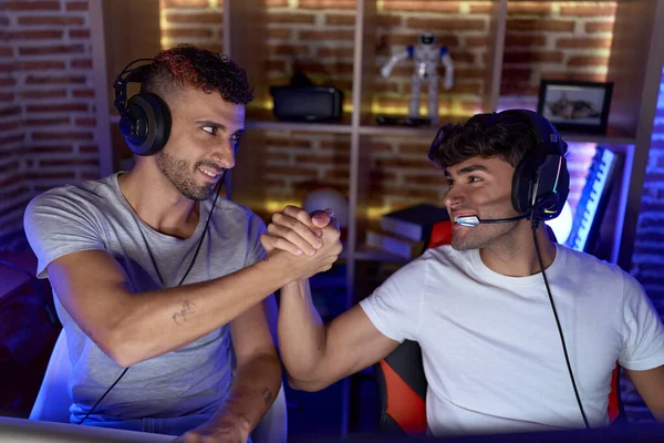 Two Hispanic Men Streamers Playing Video Game Shake Hands Gaming — Foto de Stock