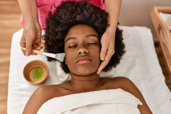 Genç Afrikalı Amerikalı Kadın Güzellik Merkezinde Yüz Bakımı Yaptırıyor — Stok fotoğraf