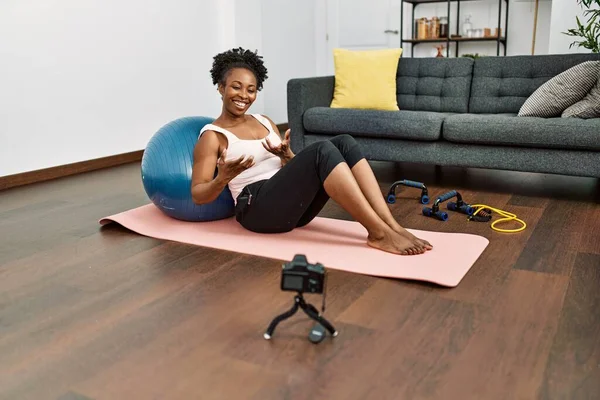 Afrika Kökenli Amerikalı Bir Kadın Yoga Minderinin Üzerinde Oturmuş Evde — Stok fotoğraf