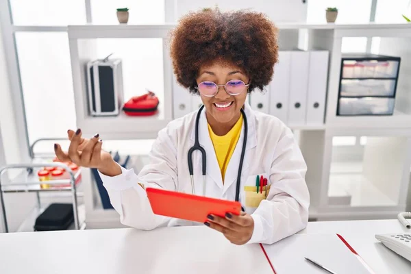 Afričanky Americká Žena Nosí Lékařskou Uniformu Videohovory Klinice — Stock fotografie