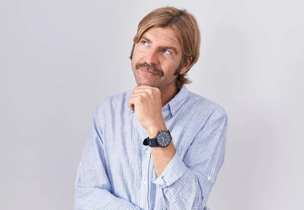 Caucasian Man Mustache Standing White Background Hand Chin Thinking Question —  Fotos de Stock