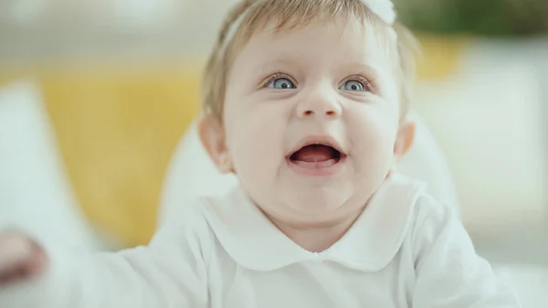 Adorable Bebé Rubio Sonriendo Confiado Sentado Trona Casa — Foto de Stock