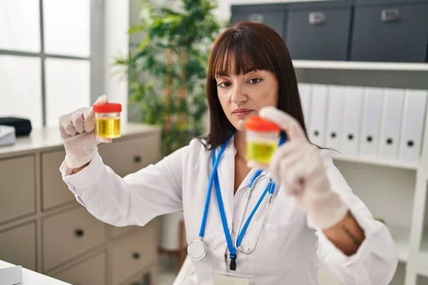 Young Beautiful Hispanic Woman Doctor Comparing Urine Test Tubes Clinic — Stock Photo, Image