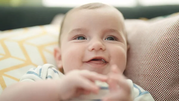 Bedårande Kaukasiska Baby Leende Säker Sitter Soffan Hemma — Stockfoto