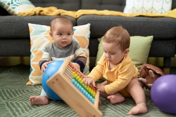 Duas Crianças Brincando Com Bolas Ábaco Sentado Chão Casa — Fotografia de Stock
