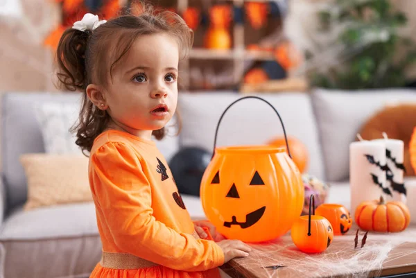 Adorável Criança Hispânica Tendo Festa Halloween Casa — Fotografia de Stock