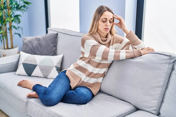 Young Woman Stressed Sitting Sofa Home — Foto de Stock