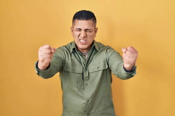 Hispanic Young Man Standing Yellow Background Angry Mad Raising Fists — Stock fotografie