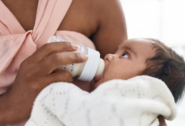 Afro Americano Bebê Chupando Mamadeira Quarto — Fotografia de Stock