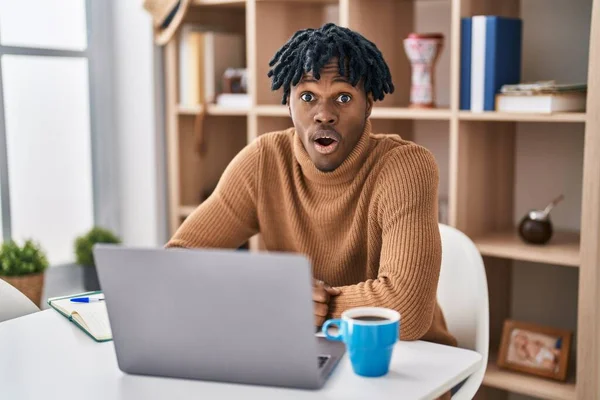 Young African Man Dreadlocks Working Using Computer Laptop Afraid Shocked — Foto Stock