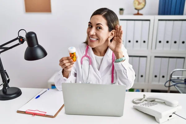 Mladá Hispánka Doktorské Uniformě Drží Klinice Pilulky Usmívá Rukou Přes — Stock fotografie