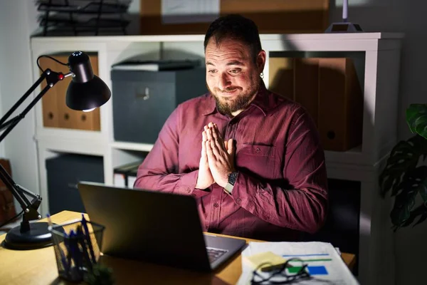 Size Hispanic Man Beard Working Office Night Praying Hands Together — Foto Stock