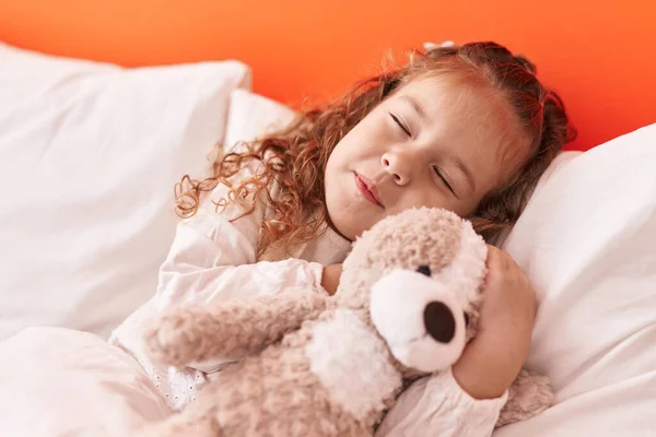Liebenswertes Blondes Kleinkind Umarmt Teddybär Der Schlafzimmer Schläft — Stockfoto