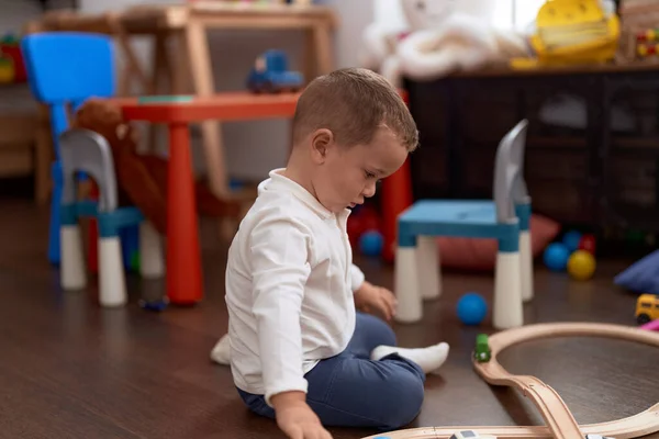 愛らしい幼児遊び車おもちゃで床の上に座って幼稚園 — ストック写真