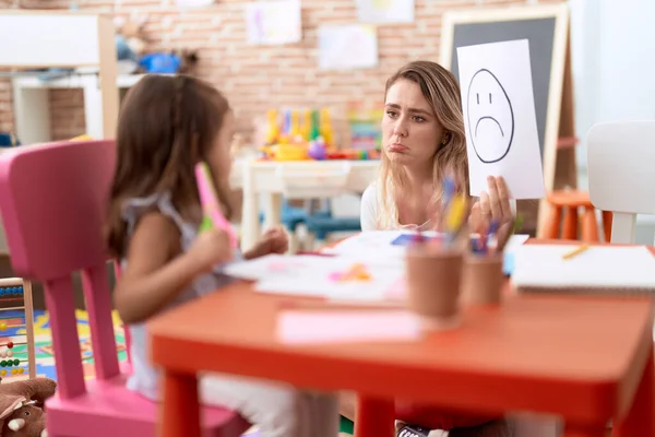 Teacher Toddler Sitting Table Having Emotion Therapy Kindergarten — Foto Stock
