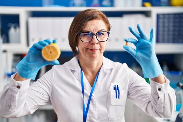 Hispánka Středního Věku Pracující Laboratoři Vědců Dělá Vitamíny Skeptické Nervózní — Stock fotografie