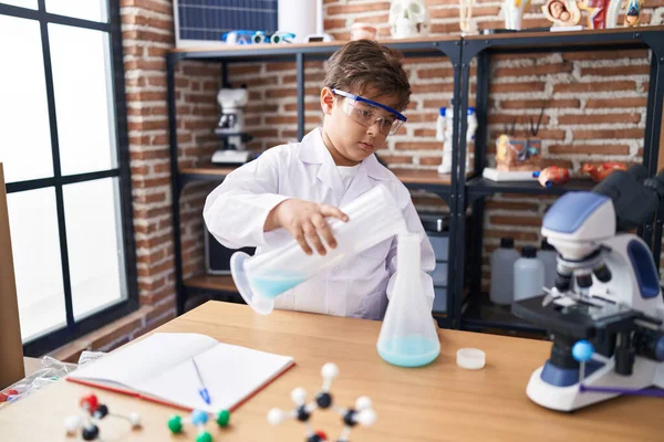 Entzückender Hispanischer Junge Schüttet Labor Klassenzimmer Flüssigkeit Auf Reagenzglas — Stockfoto
