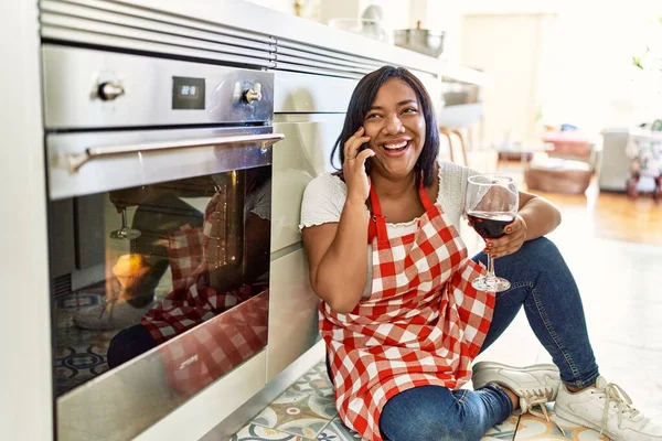 Hispanic Brunette Woman Waiting Cupcakes Speaking Phone Kitchen Oven — Fotografia de Stock