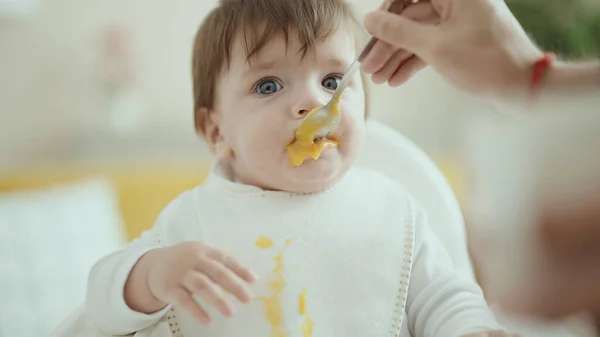 Sevimli Spanyol Bebek Sandalyeye Oturmuş Evde Yemek Yiyor — Stok fotoğraf