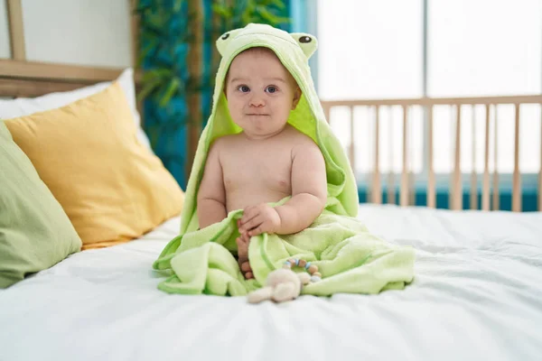 Adorável Bebê Caucasiano Vestindo Toalha Engraçada Sentado Cama Quarto — Fotografia de Stock