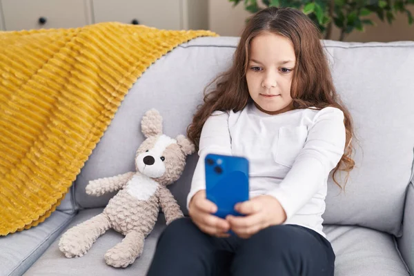 Sevimli Spanyol Kız Evdeki Kanepede Oturmuş Akıllı Telefonuyla Selfie Çekiyor — Stok fotoğraf