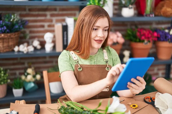 Young Redhead Woman Florist Smiling Confident Using Touchpad Flower Shop — Stockfoto