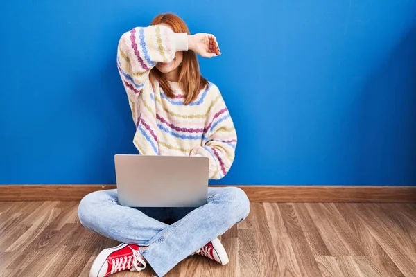 Young Woman Using Laptop Home Sitting Floor Smiling Cheerful Playing — Stock Photo, Image