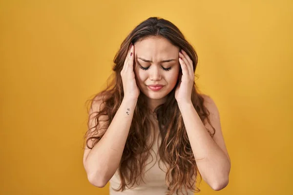 Young Hispanic Woman Standing Yellow Background Hand Head Pain Head —  Fotos de Stock