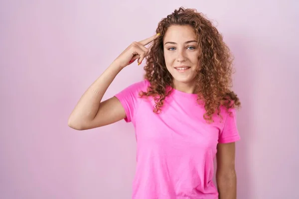 Mujer Caucásica Joven Pie Sobre Fondo Rosa Sonriendo Señalando Cabeza —  Fotos de Stock