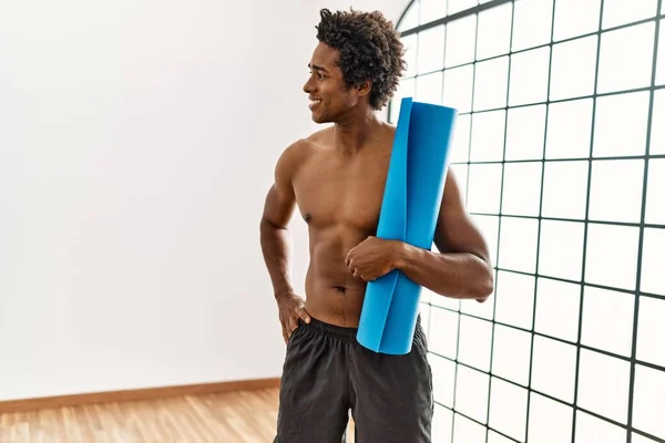 Young African American Man Smiling Happy Holding Yoga Mat Gym — Foto Stock