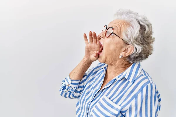 Starsza Kobieta Siwymi Włosami Stojąca Nad Białym Tłem Krzycząca Krzycząca — Zdjęcie stockowe