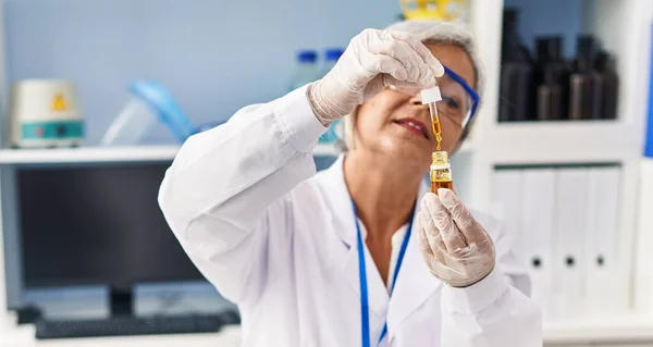 Kobieta Średnim Wieku Mundurze Naukowca Pracująca Laboratorium — Zdjęcie stockowe
