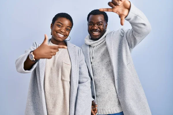 Jovem Casal Afro Americano Sobre Fundo Azul Juntos Sorrindo Fazendo — Fotografia de Stock