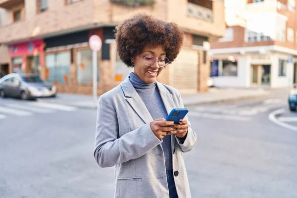 Afroamerikansk Kvinna Verkställande Leende Säker Med Hjälp Smartphone Gatan — Stockfoto