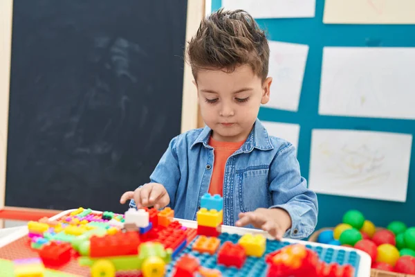 Adorable Hispanic Toddler Playing Construction Blocks Sitting Table Kindergarten — ストック写真