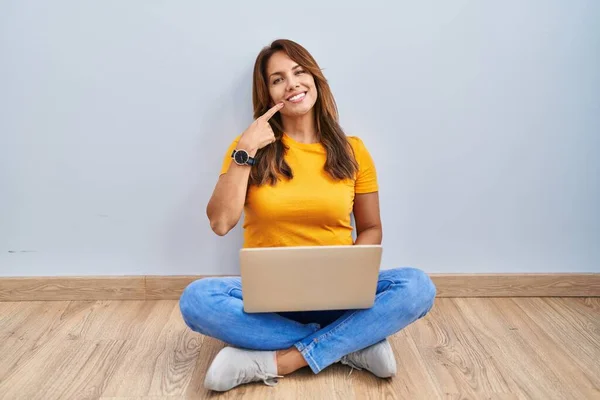 Hispanic Woman Using Laptop Sitting Floor Home Smiling Cheerful Showing —  Fotos de Stock