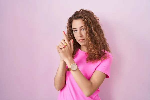 Joven Mujer Caucásica Pie Sobre Fondo Rosa Sosteniendo Arma Simbólica —  Fotos de Stock