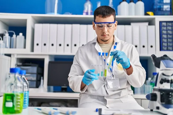 Mladý Muž Vědec Drží Zkumavky Laboratoři — Stock fotografie