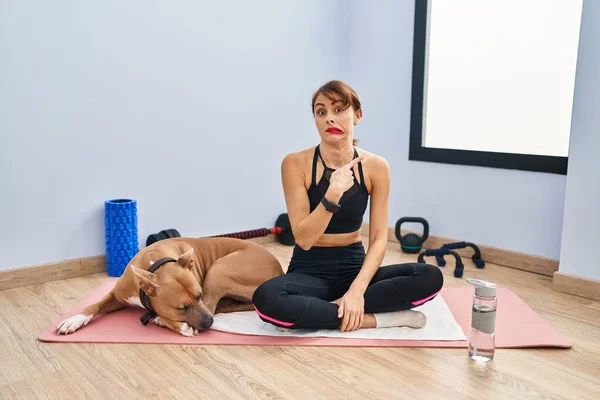 Young Beautiful Woman Sitting Yoga Mat Pointing Aside Worried Nervous — Fotografia de Stock