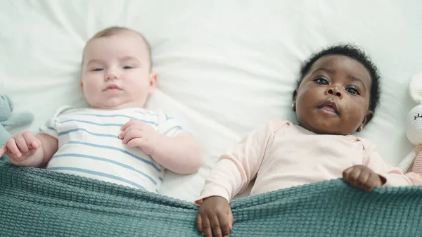 Dos Adorables Bebés Sonriendo Confiados Acostados Cama Dormitorio —  Fotos de Stock