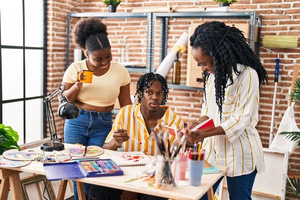 African American Friends Artists Smiling Confident Drawing Art Studio — Stockfoto