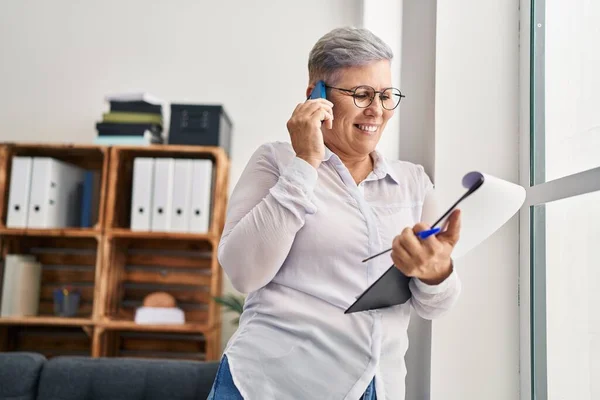 Middle Age Woman Psychologist Talking Smartphone Pyschology Center — Stock Photo, Image