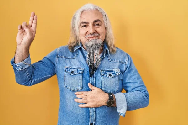 Sarı Arka Planda Duran Gri Saçlı Orta Yaşlı Adam Gülümsüyor — Stok fotoğraf