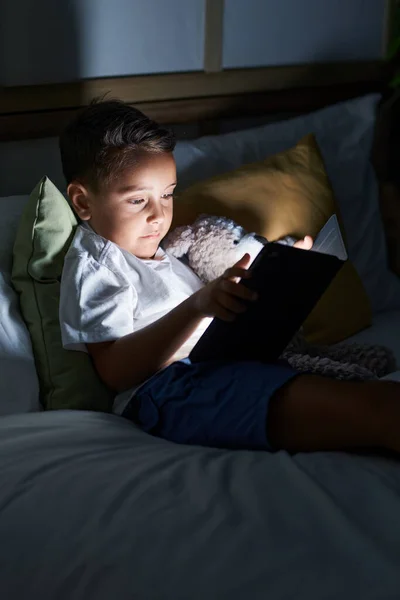 Bedårande Hispanic Barn Med Pekplatta Liggande Sängen Sovrummet — Stockfoto