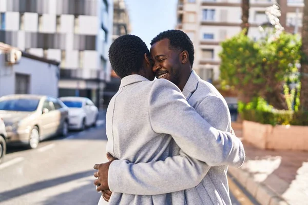 Άνδρες Και Γυναίκες Αγκαλιάζονται Όρθιοι Στο Δρόμο — Φωτογραφία Αρχείου
