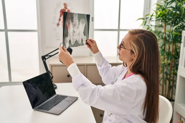 若いですブロンド女性医師使用ラップトップ保持Xrayでクリニック — ストック写真