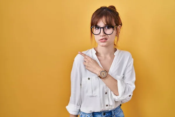 Young Beautiful Woman Wearing Casual Shirt Yellow Background Pointing Aside — Stockfoto