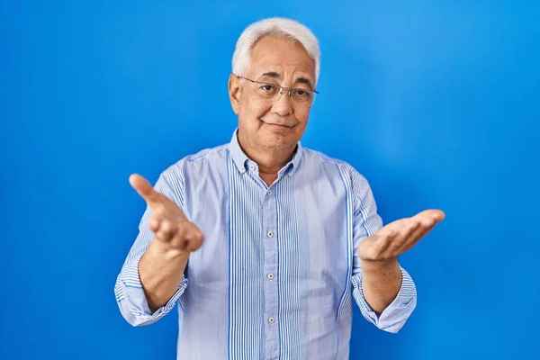 Hispanic Senior Man Wearing Glasses Clueless Confused Open Arms Idea — 스톡 사진