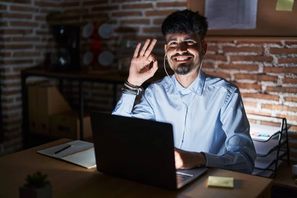 Young Hispanic Man Beard Working Office Night Smiling Positive Doing — Fotografia de Stock